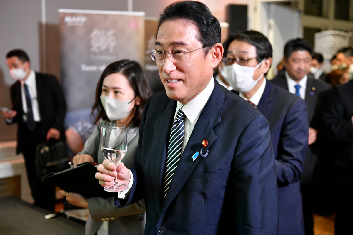 3_岸田総理日本酒アピール_Prime-Minister-Kishida-Promoting-Sake